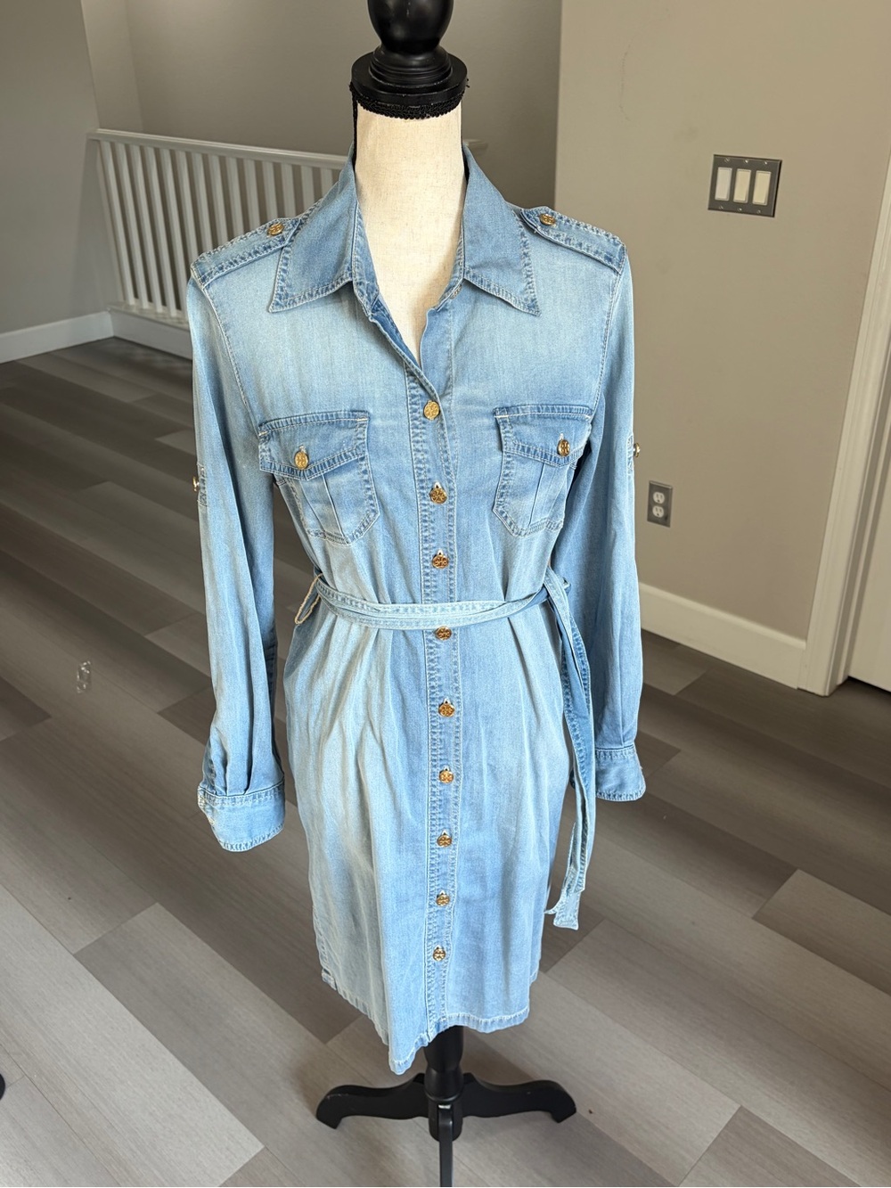 Title
✨Tory Burch EUC Brigitte Chambray Belted Shirt Dress w/Gold Logo Buttons 🍂